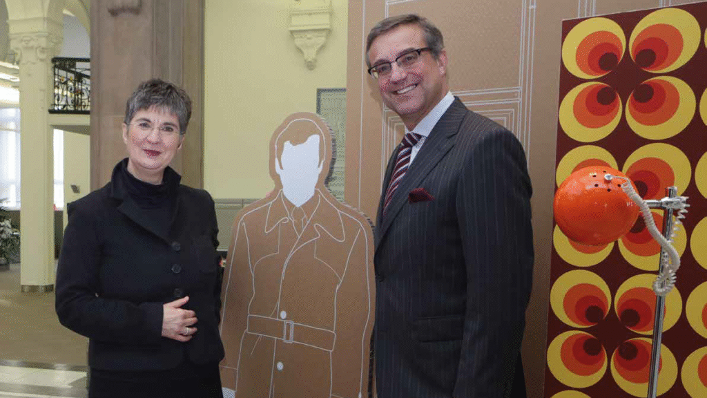 Immobilienkompetenz vernetzt: Thomas Fürst, Vorstandsmitglied der Sparkasse Bremen, führt Senatsbaudirektorin Professor Dr. Iris Reuther durch die Ausstellung „190 Jahre Wohnen und Leben in Bremen“.