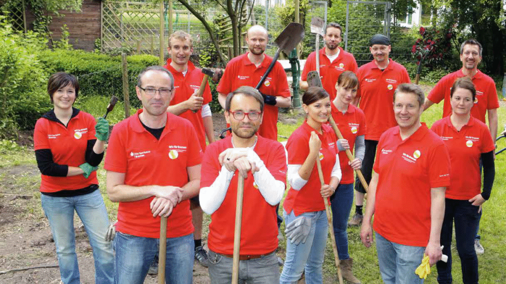 Aktionstag in der Schule am Baumschulenweg: Ausgestattet mit Schaufeln und guter Laune packte das Team der Sparkasse Bremen kräftig mit an.