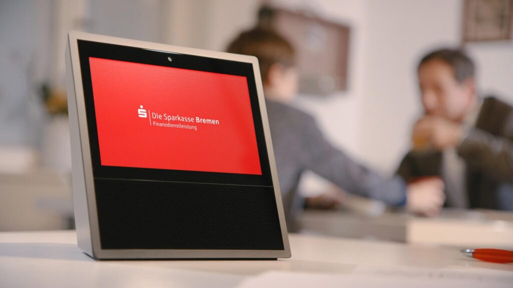 Der Amazon Echo Show zeigt das Logo der Sparkasse Bremen