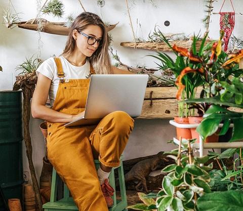 Junge Unternehmerin mit Laptop